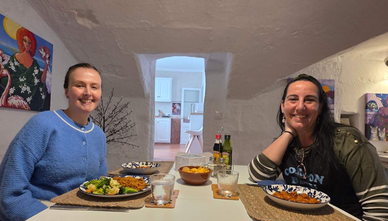 Mónica and a student sharing a relaxed meal at home in Ciutadella