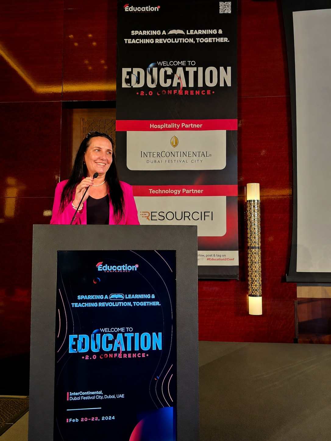 Mónica speaking at the Education 2.0 Conference in Dubai